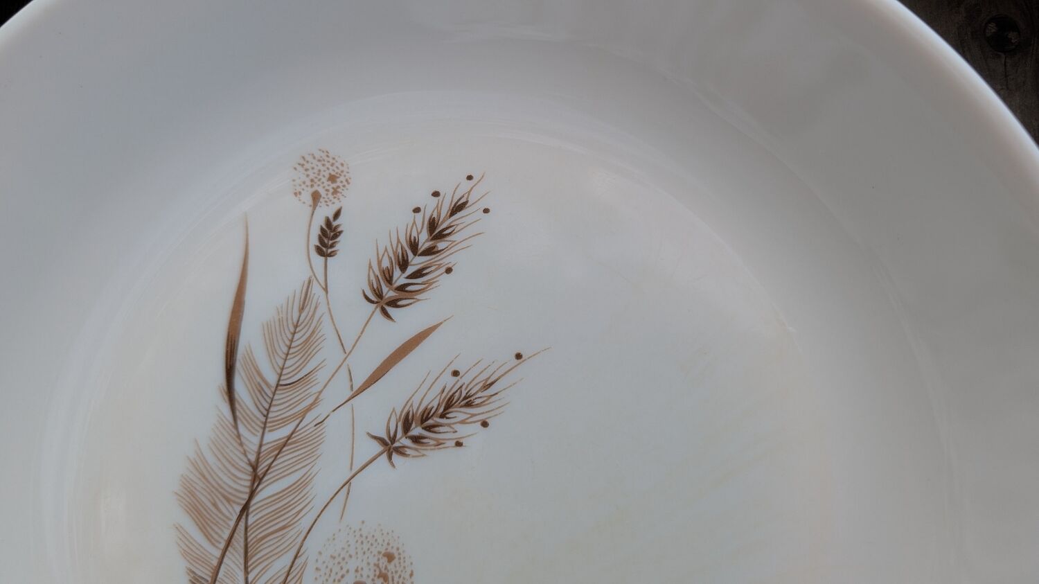 4 deep plates Sovirel in white opaline (1970)