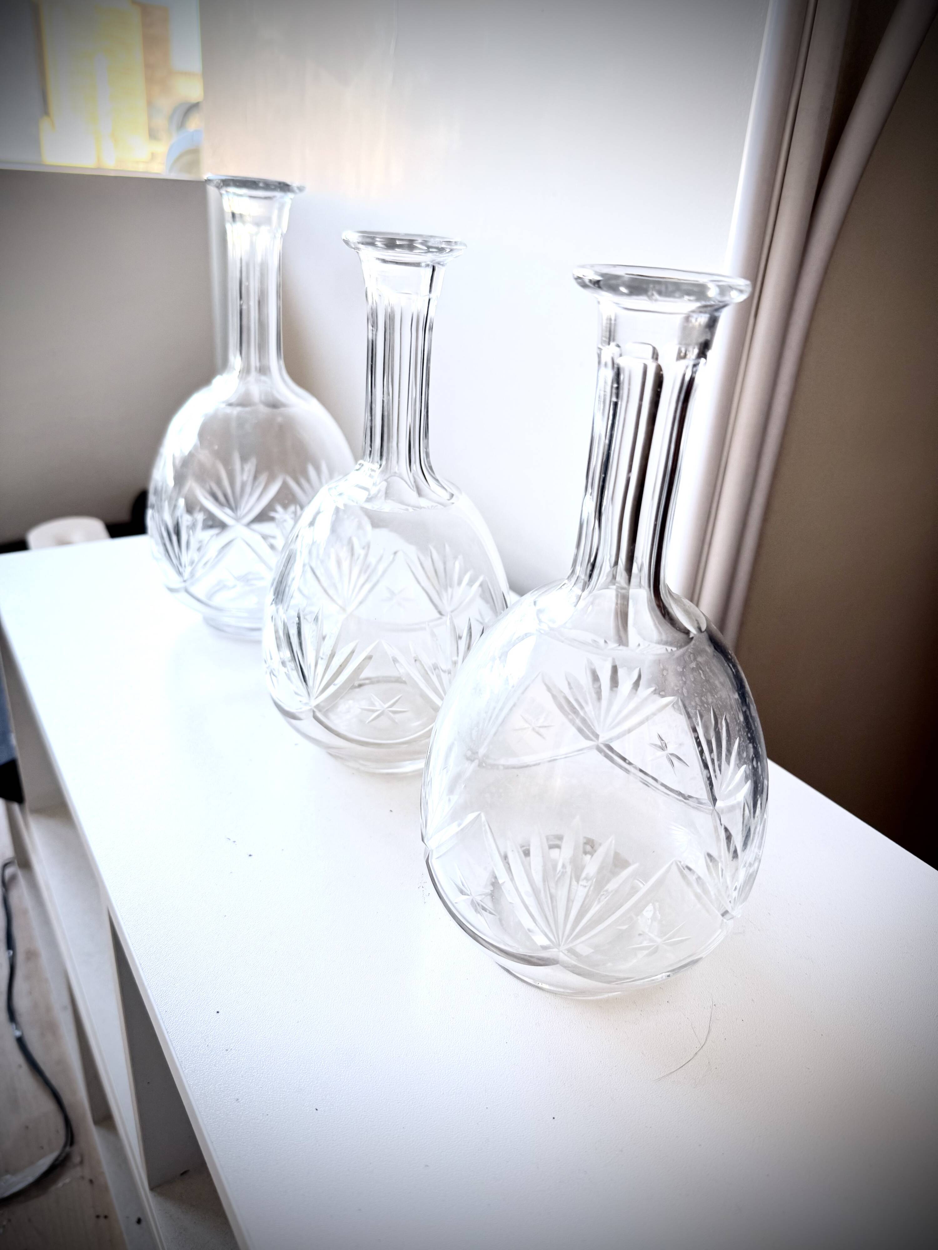 3 carafes en cristal gravé