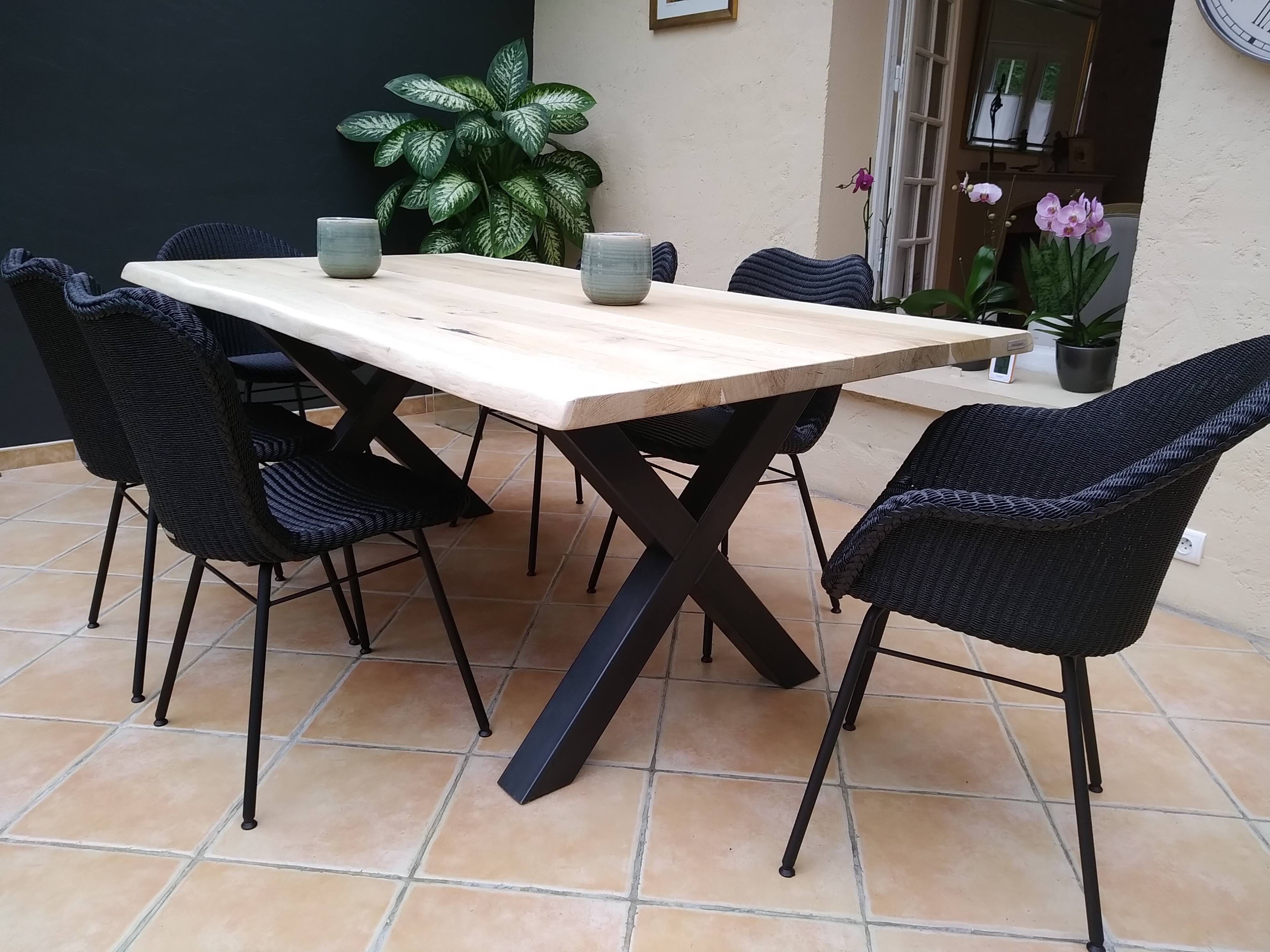 Table in light solid oak, vitrified, for 8, 10, 12 people comfort with metal legs in X