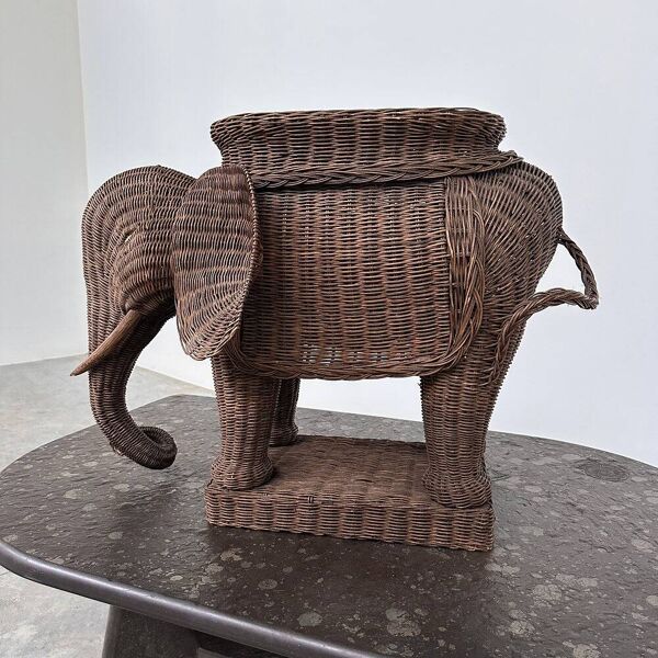 Grand support de plante éléphant en osier vintage / table d'appoint – déclaration sculpturale bohème
