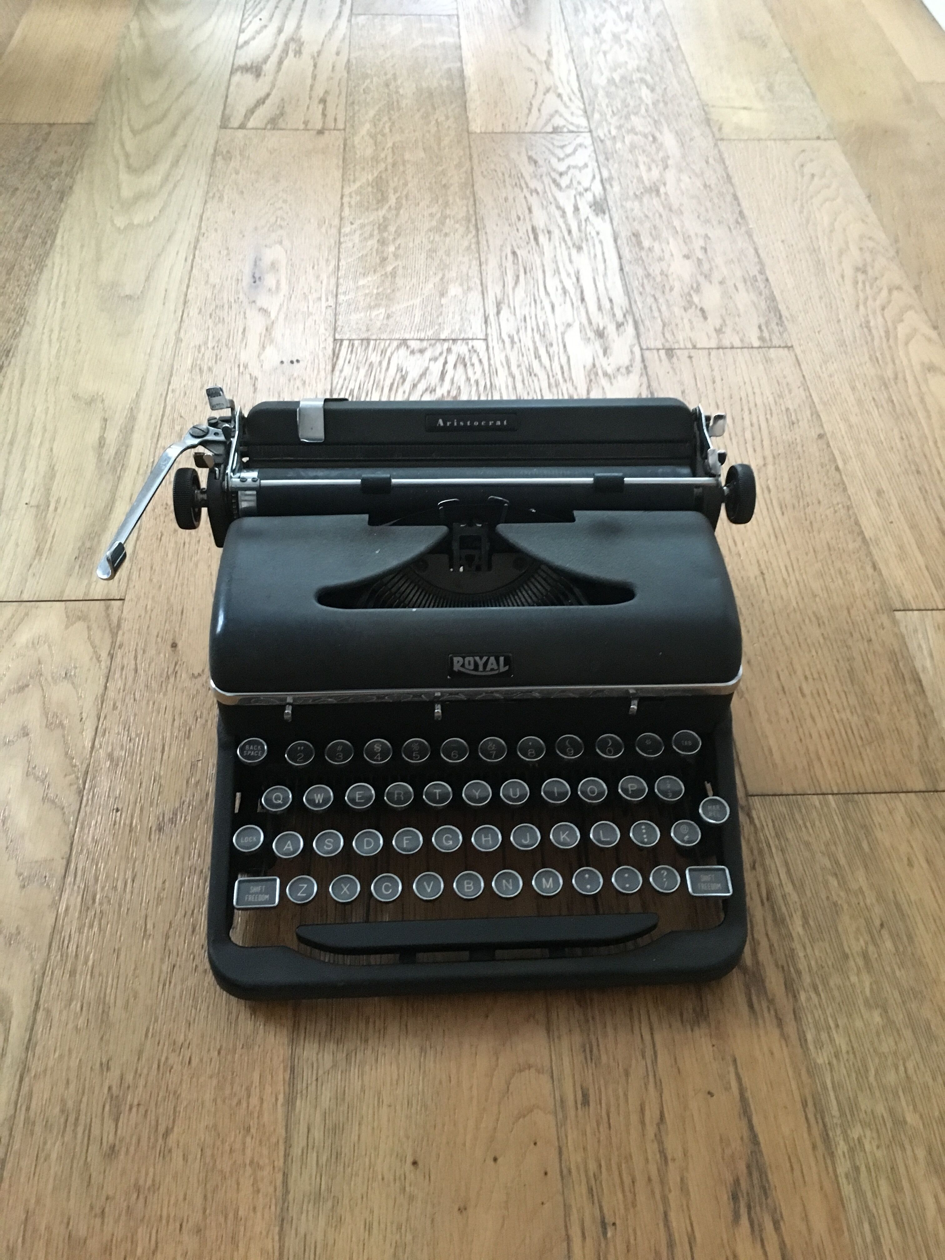 Machine to write Royal edition Aristrocrat