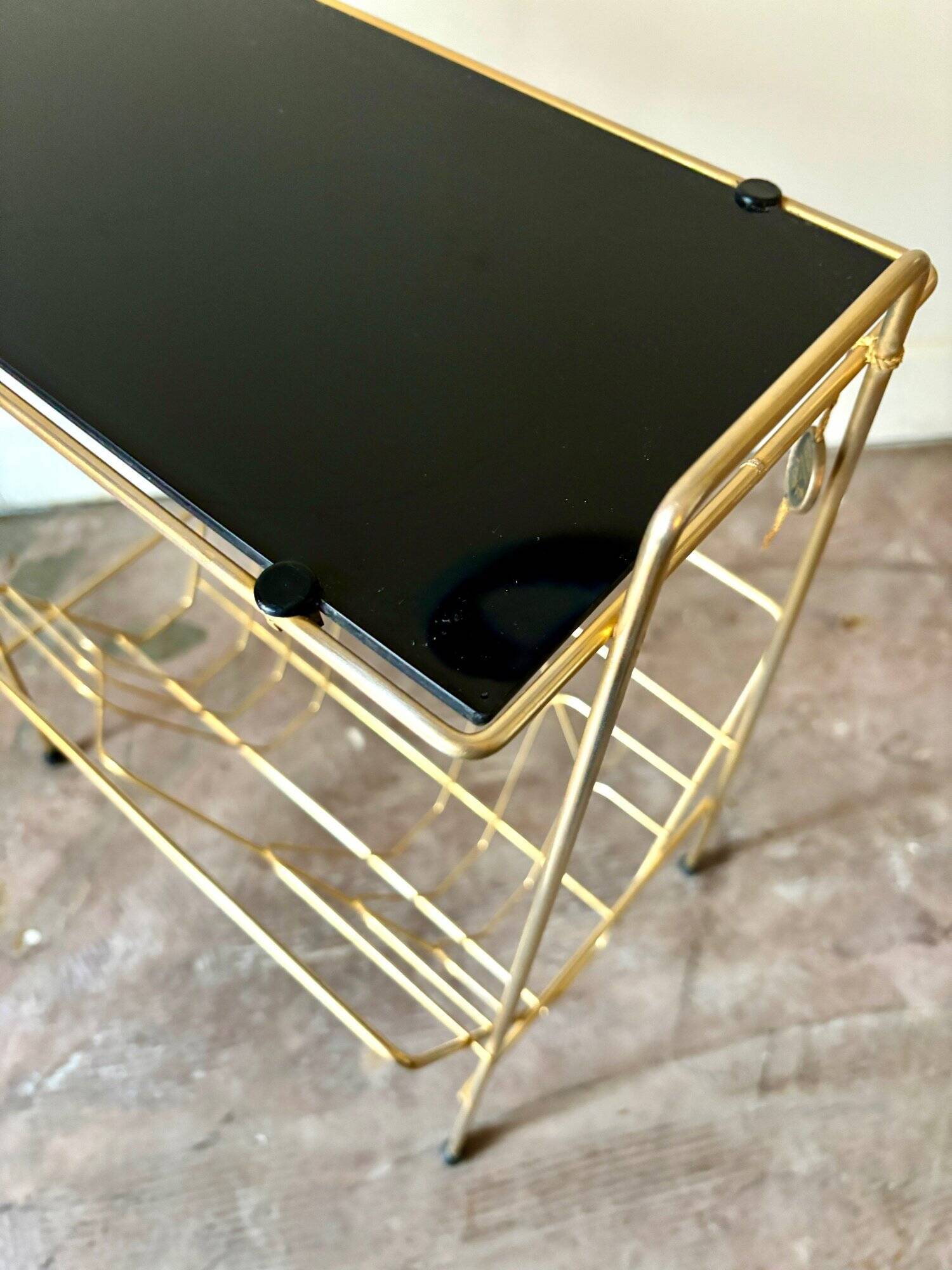 End table, Erdecor magazine holder in gold metal and black glass