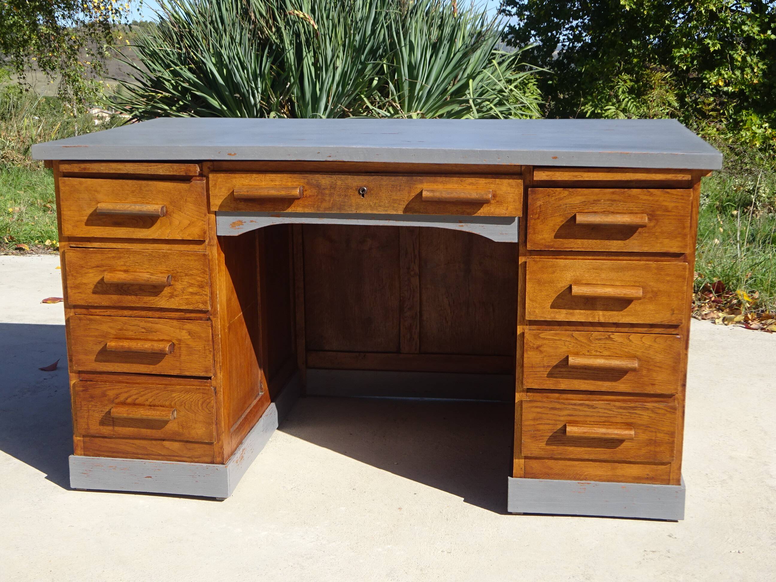American desk, 9 drawers