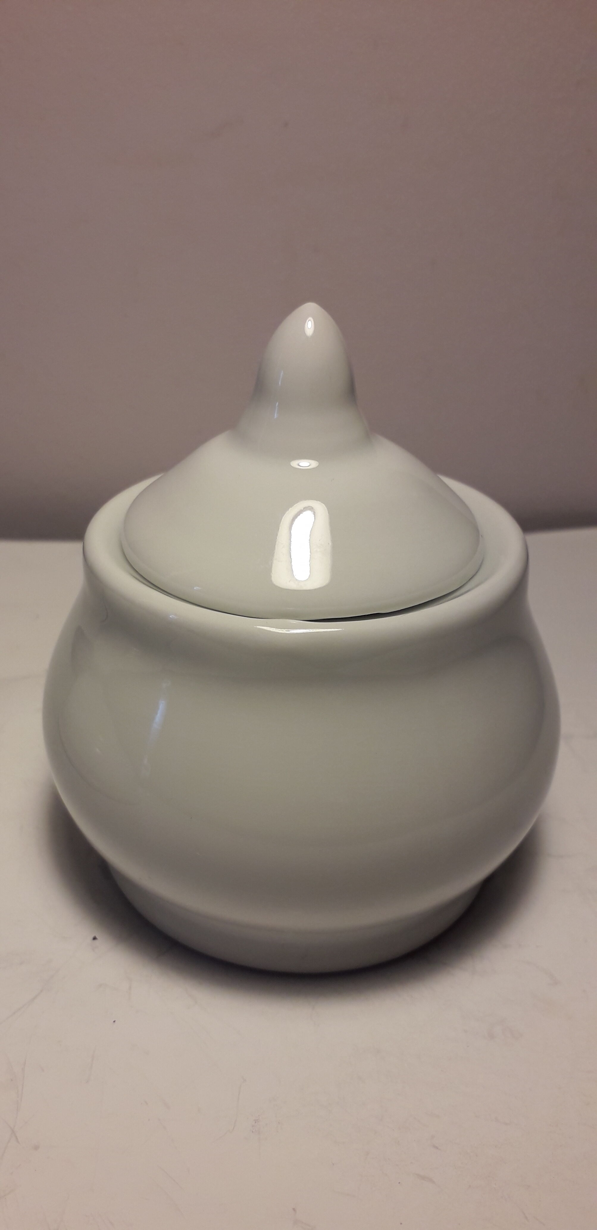 Set of 4 small covered pots in white porcelain