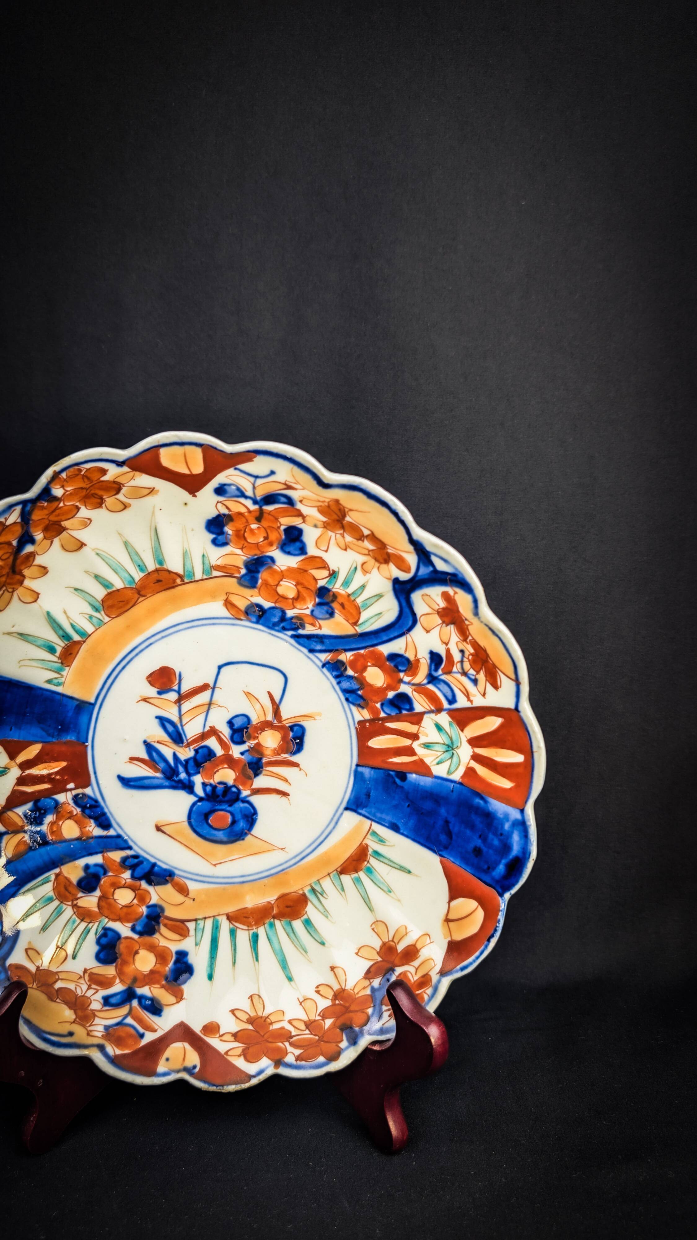 Imari porcelain plate with Japanese-style floral decoration, late 19th century