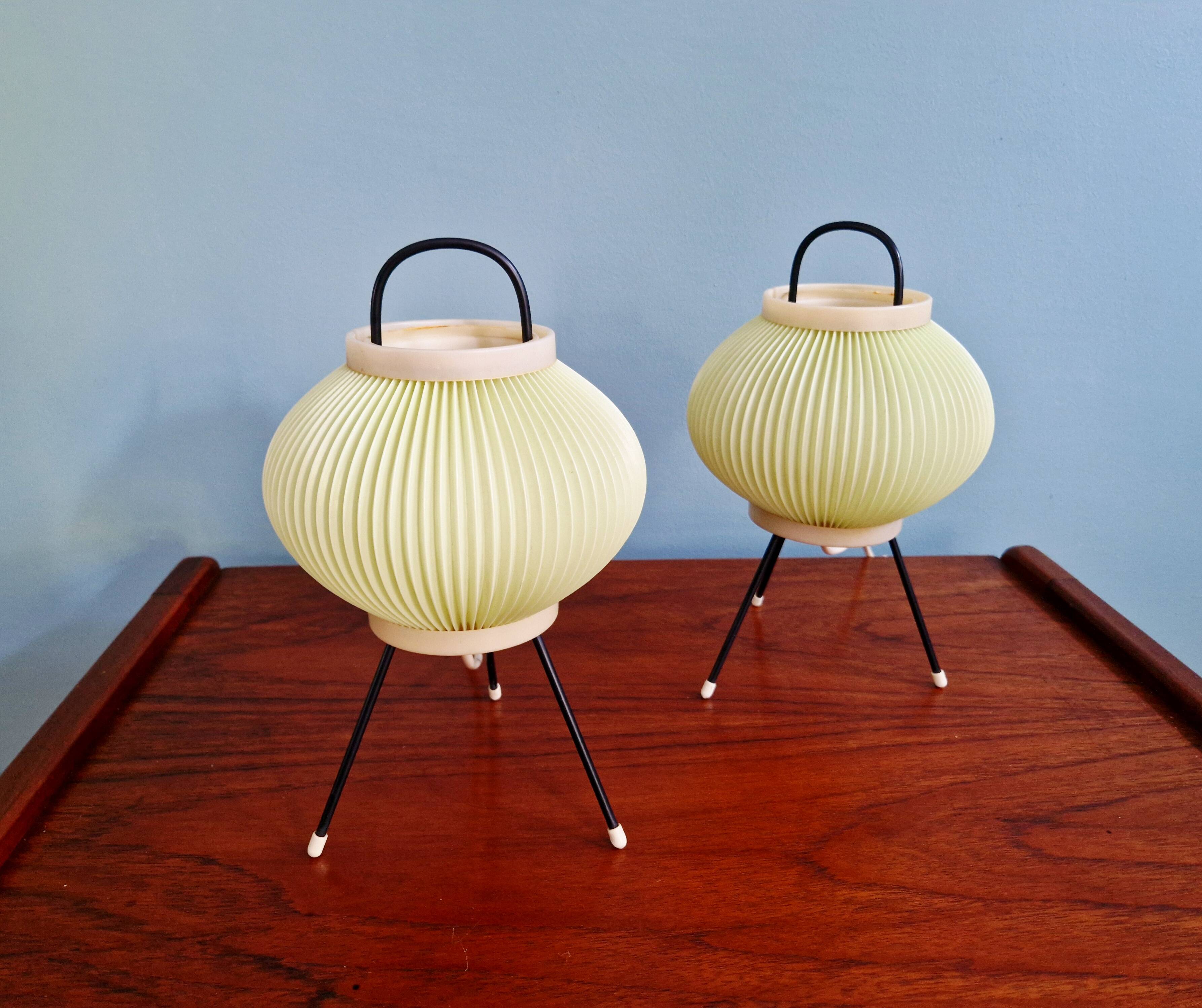 Paire de lampes tripode en celluloïd plissé vert pâle, 1960