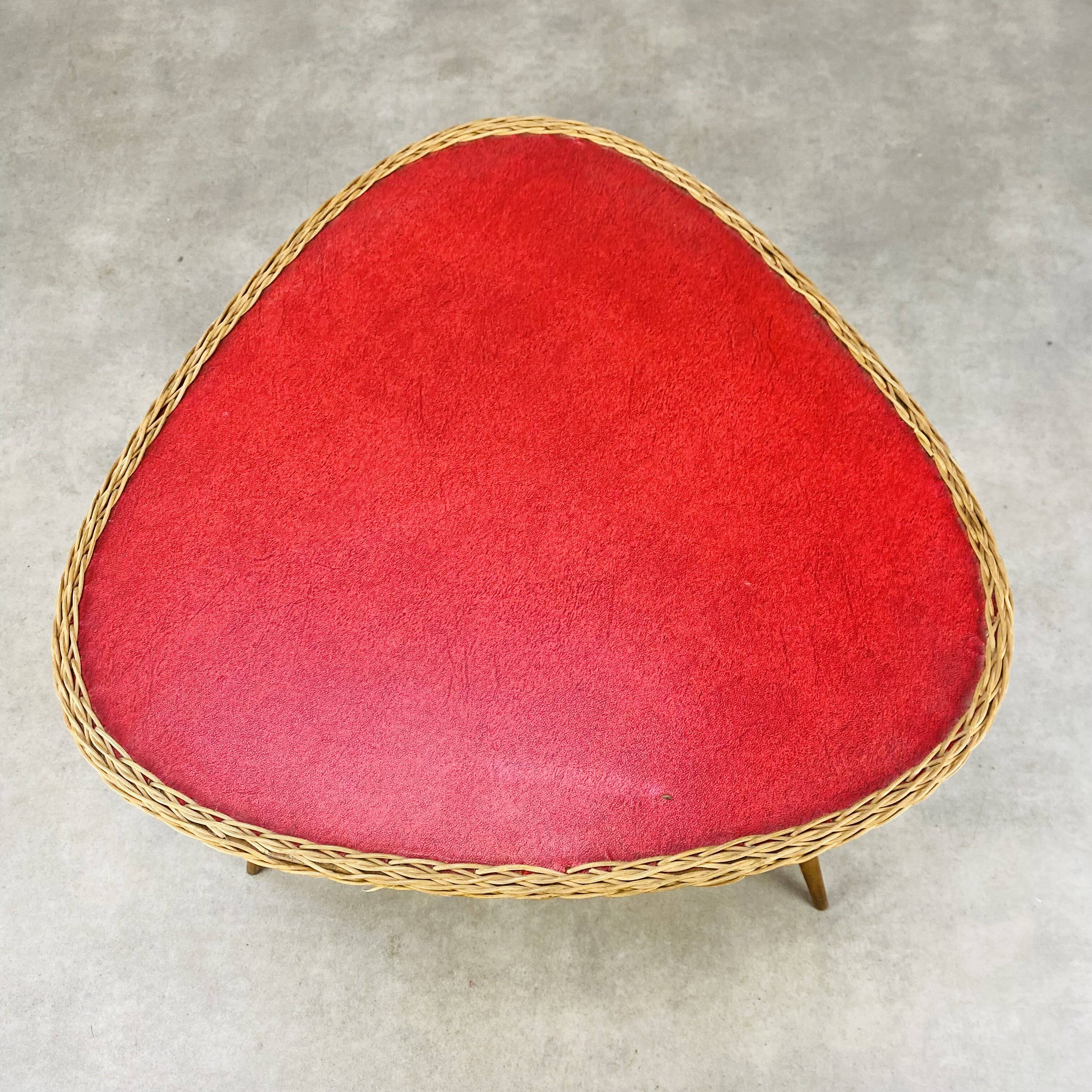 Table d'appoint tripode osier rouge années 50