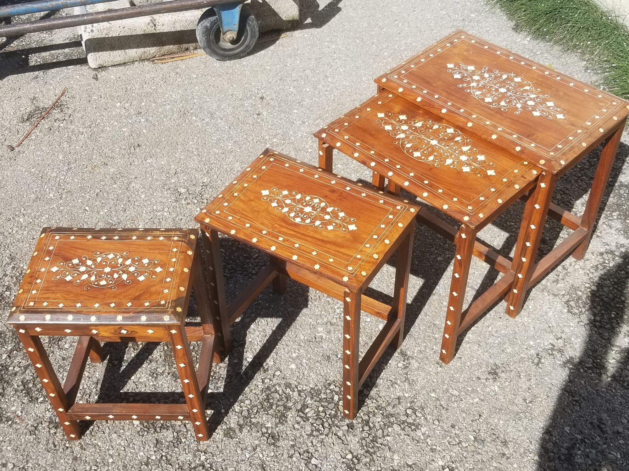 Series of 4 wooden trundle tables with mother-of-pearl inlays, Orient XXth