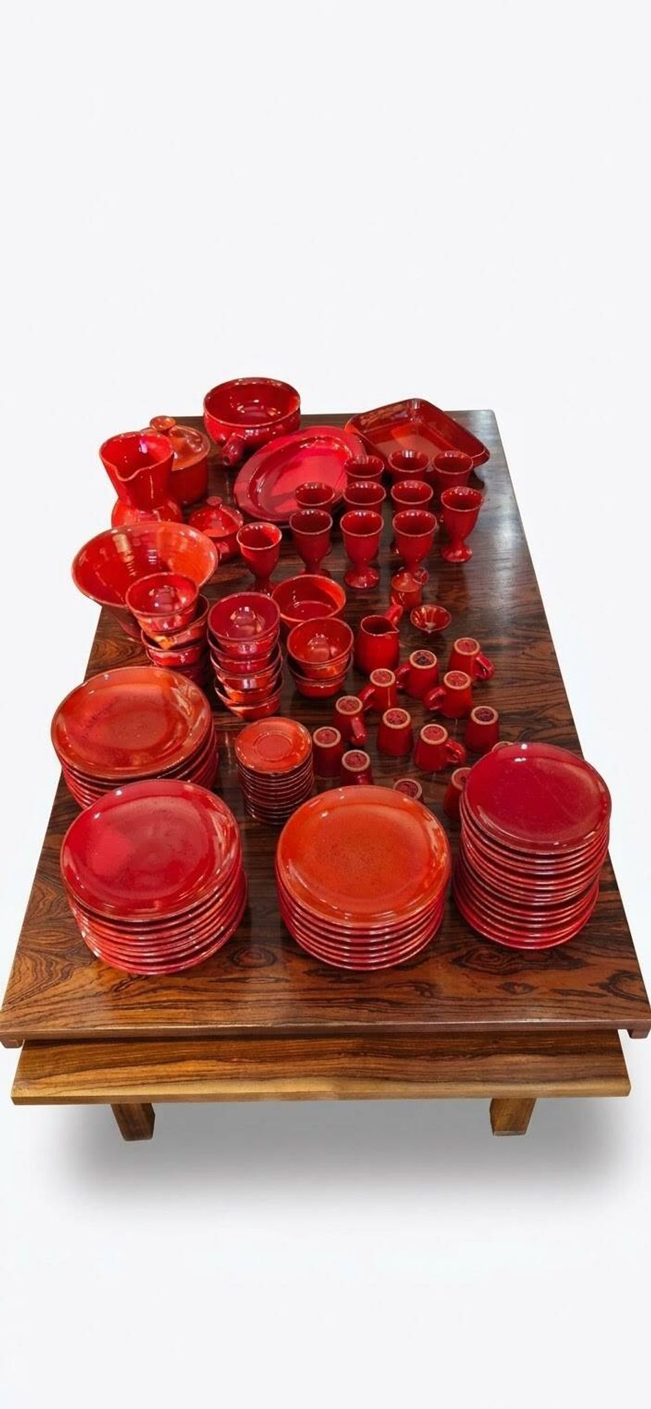 Exceptionnel service de table rouge signé Robert Picault vers 1955.