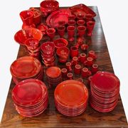 Exceptionnel service de table rouge signé Robert Picault vers 1955.