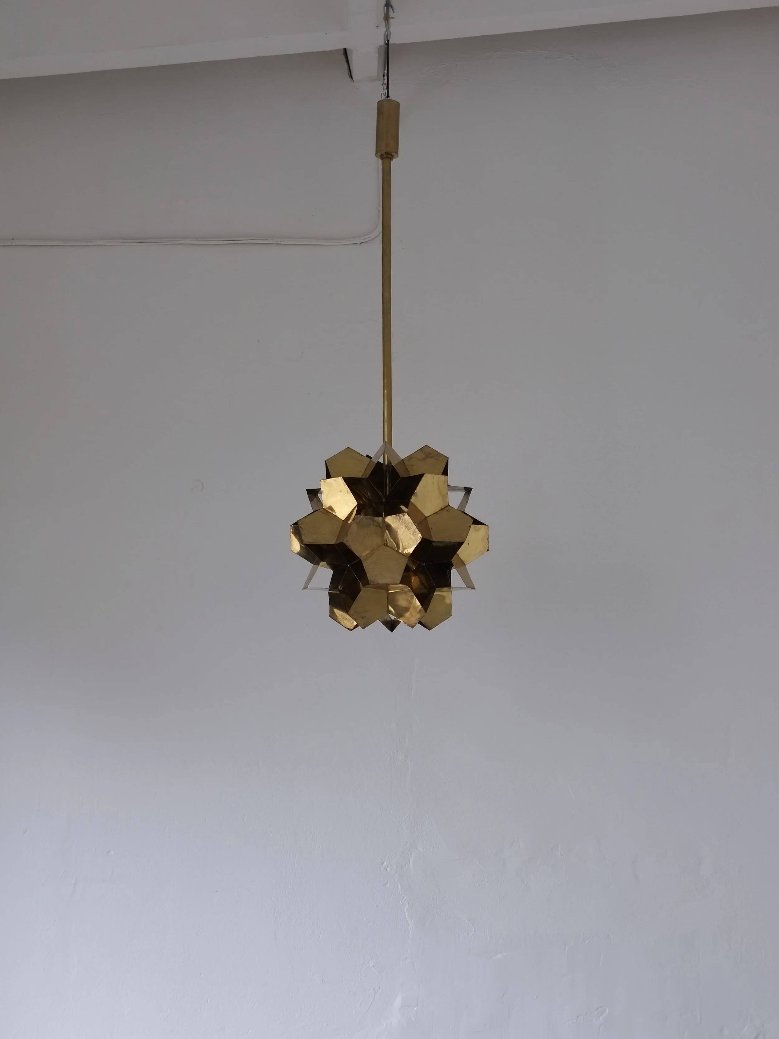 Lustre origami brutaliste en laiton, Lettonie années 1970
