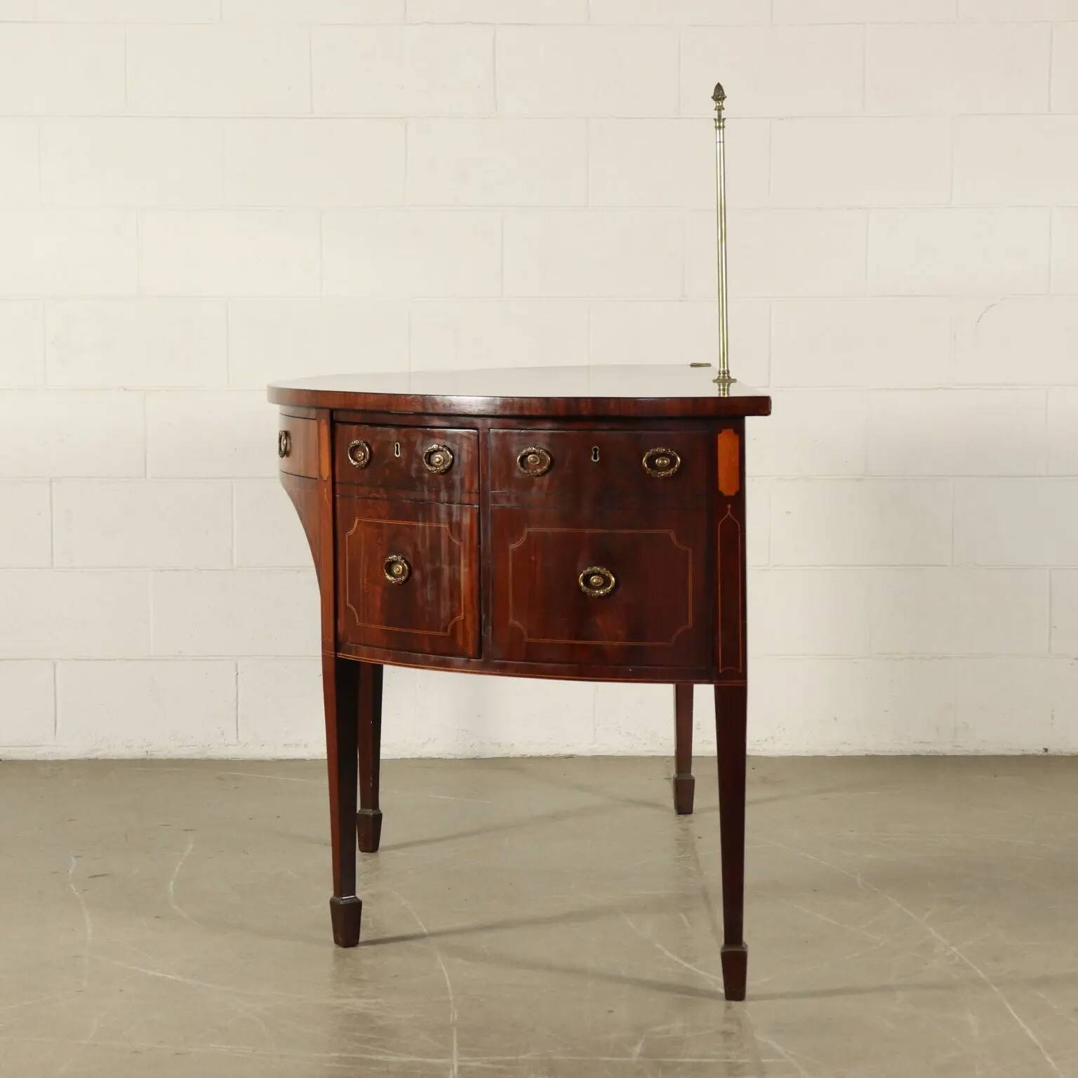 Buffet anglais George III en acajou, érable, ébène et bronze doré, vers 1790