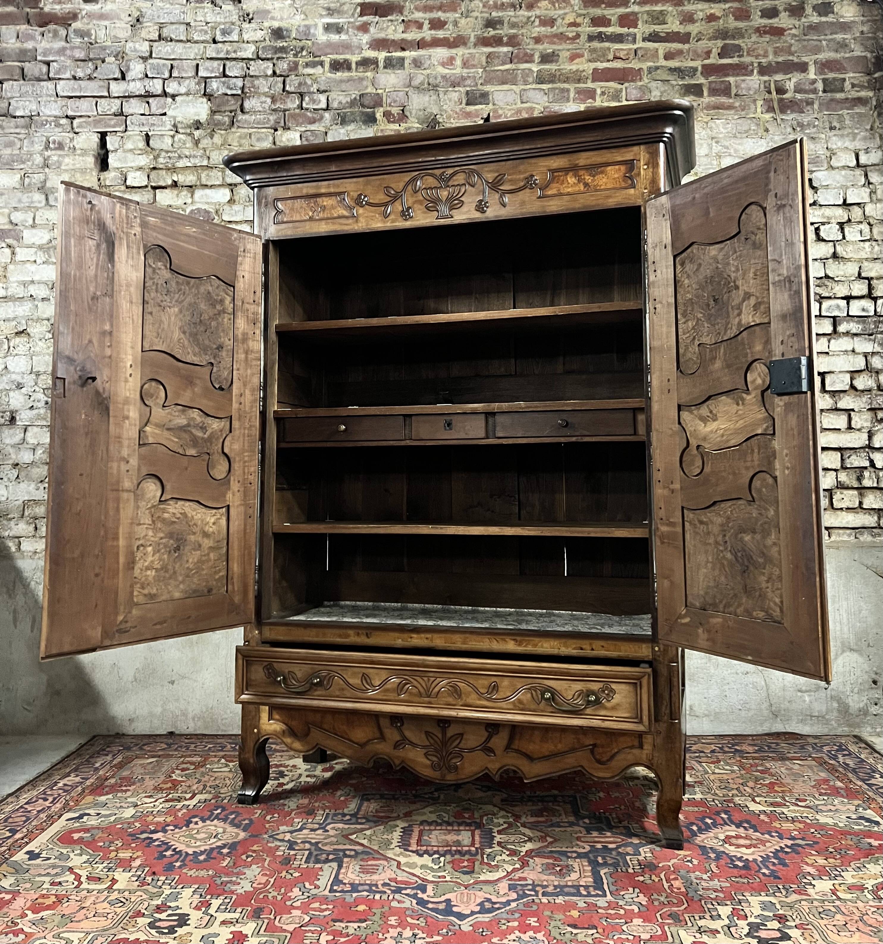 Wardrobe in walnut and burr walnut from louis xv xviii eme century