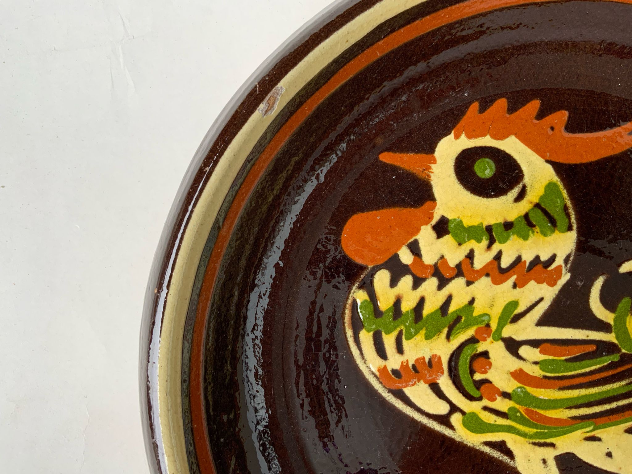 Plat en terre cuite vernissée