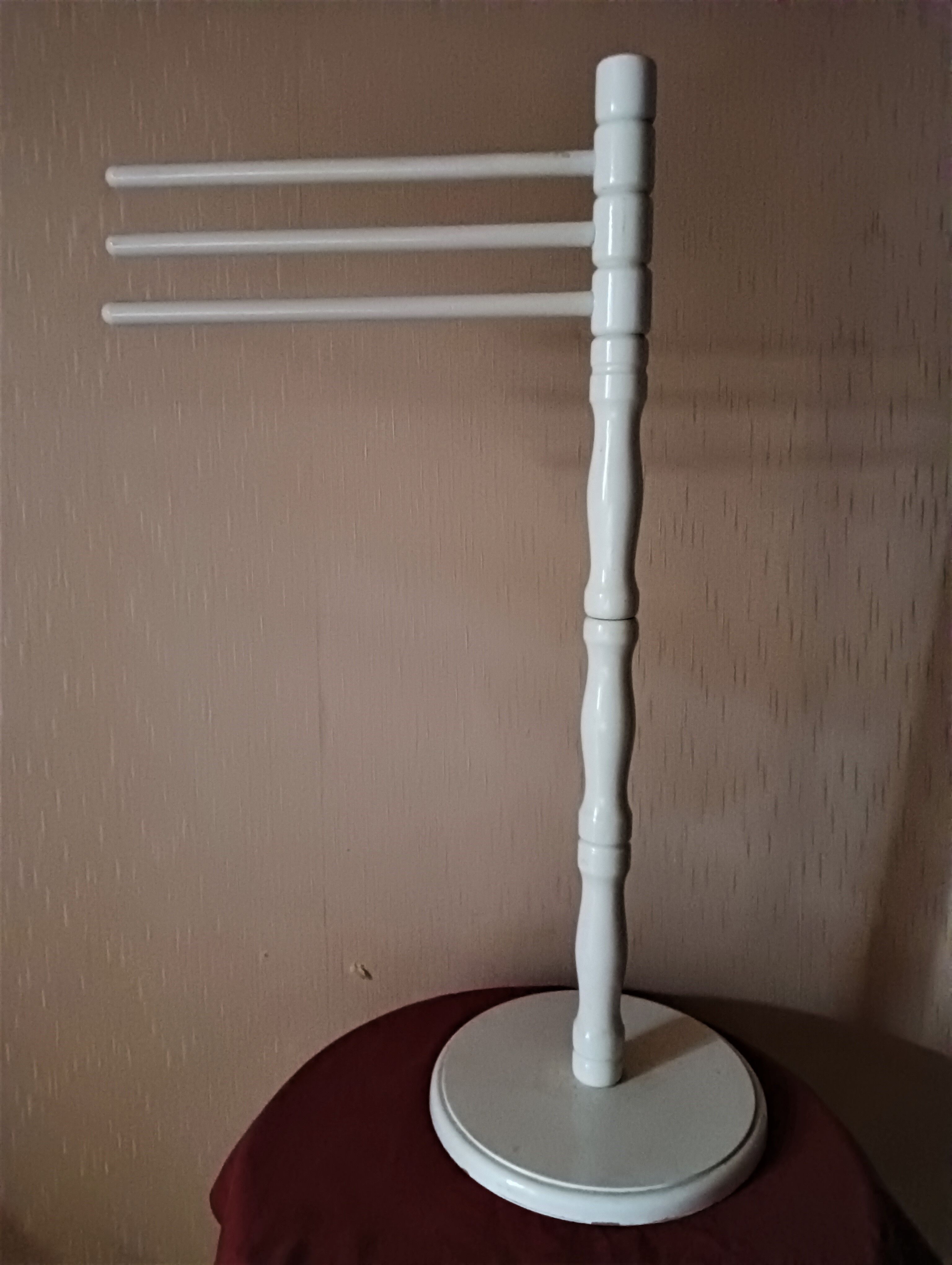 Bath towel rack in white wood, three bars.