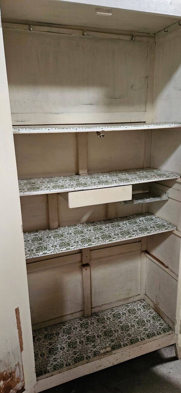 Armoire Parisienne Vintage Peinte En Blanc