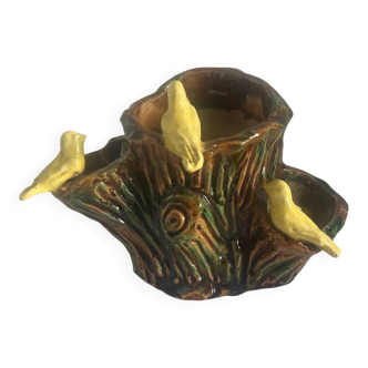 Old slipware birds on a tree trunk