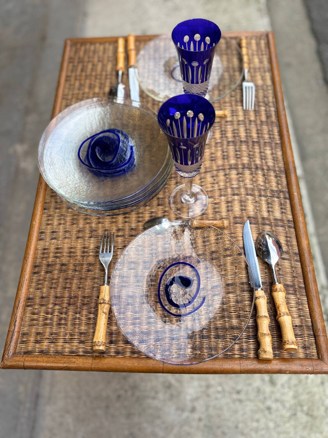 8 vintage blown glass plates with swirl decoration