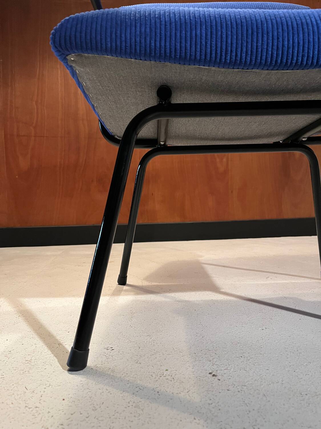 Fauteuil vintage entièrement rénové ,vers 1950