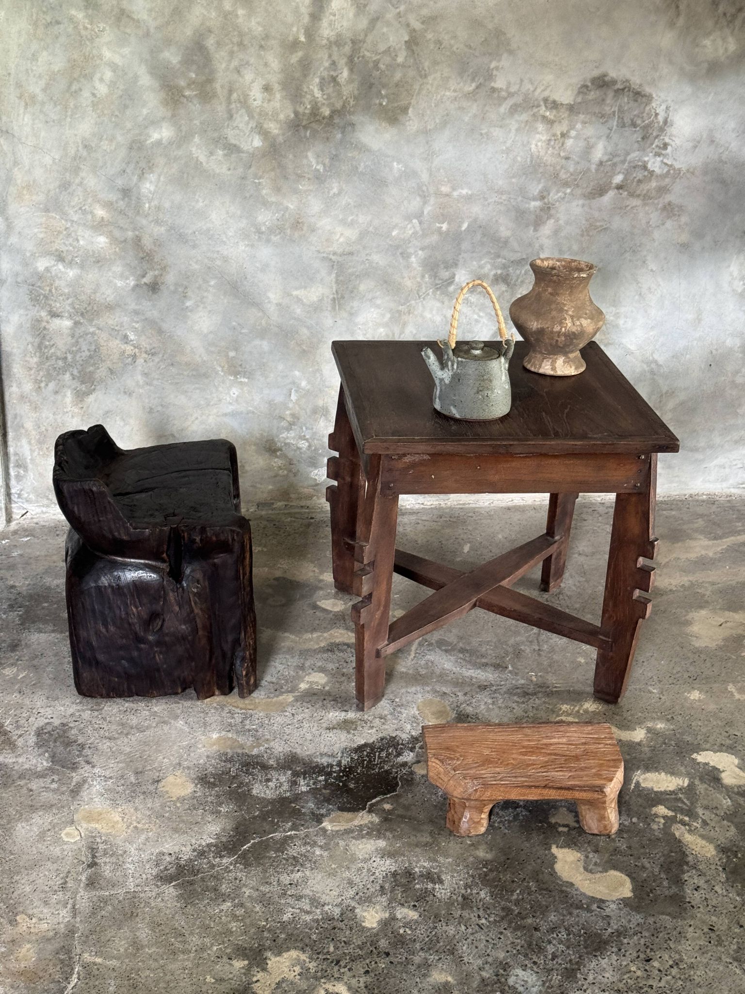 Coffee table, petite table basse indonésienne ancienne moderniste en teck