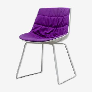 Chaise MDF Flow coque blanc laqué et tissu violet