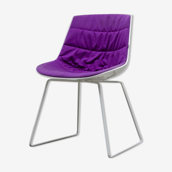MDF Flow chair lacquered white shell and purple fabric