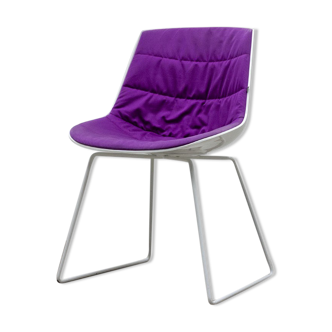 Chaise MDF Flow coque blanc laqué et tissu violet