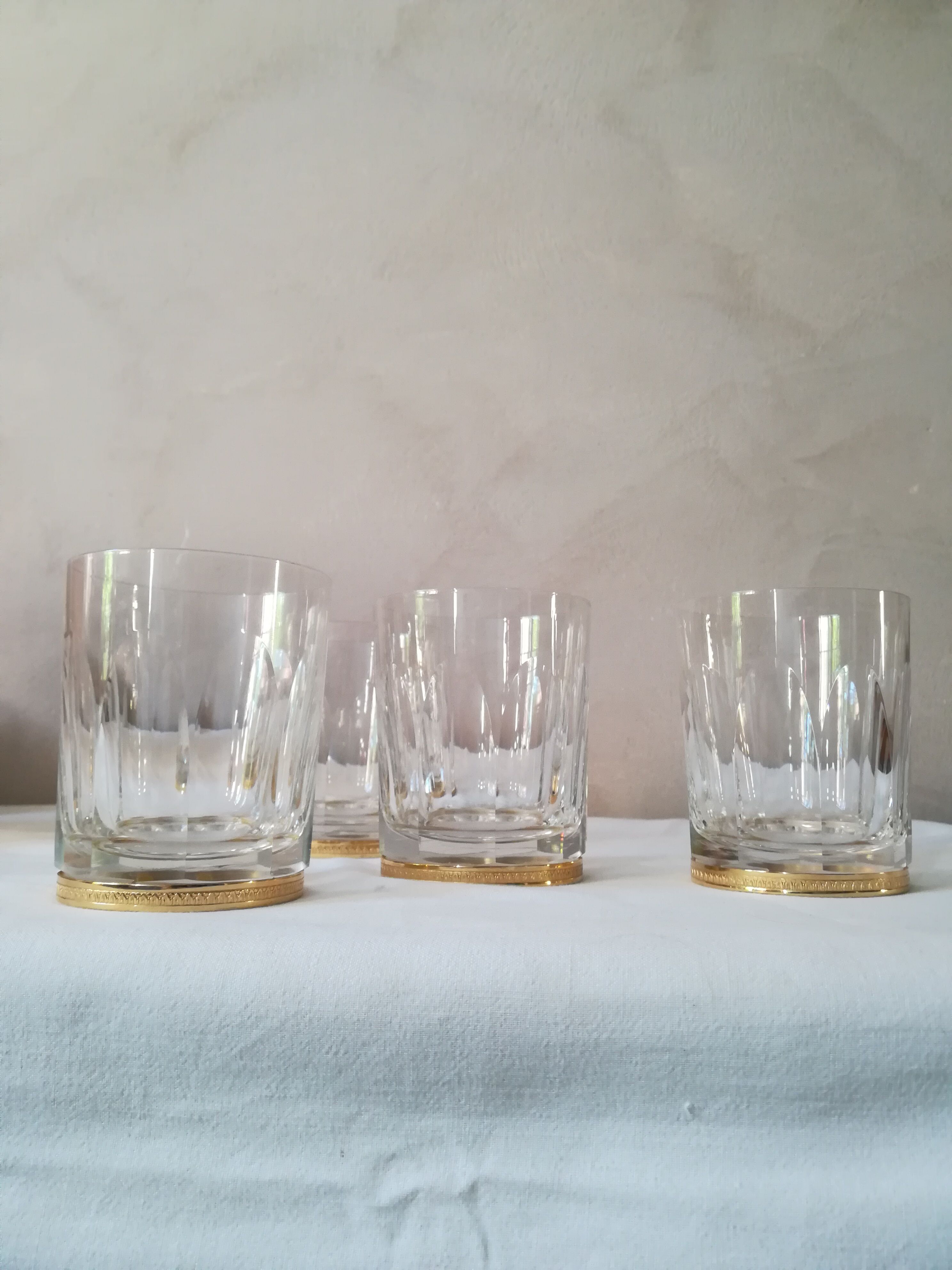 4 crystal whiskey glasses on gold frame