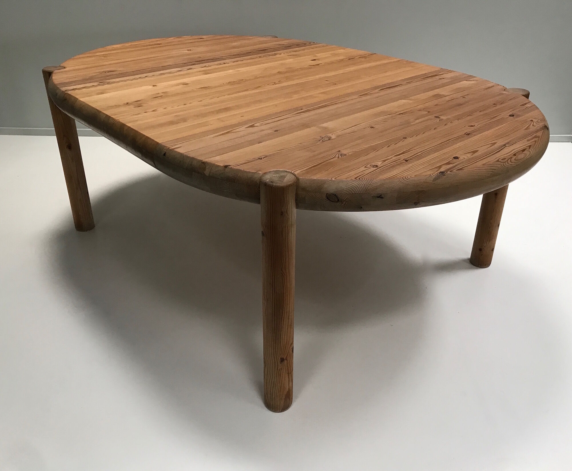 Brutalist pine extendable round dining table by Rainer Daumiller for Hirtshals Savvaerk 1970s