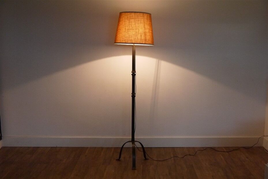 Hammered iron floor lamp in the style of Marolles