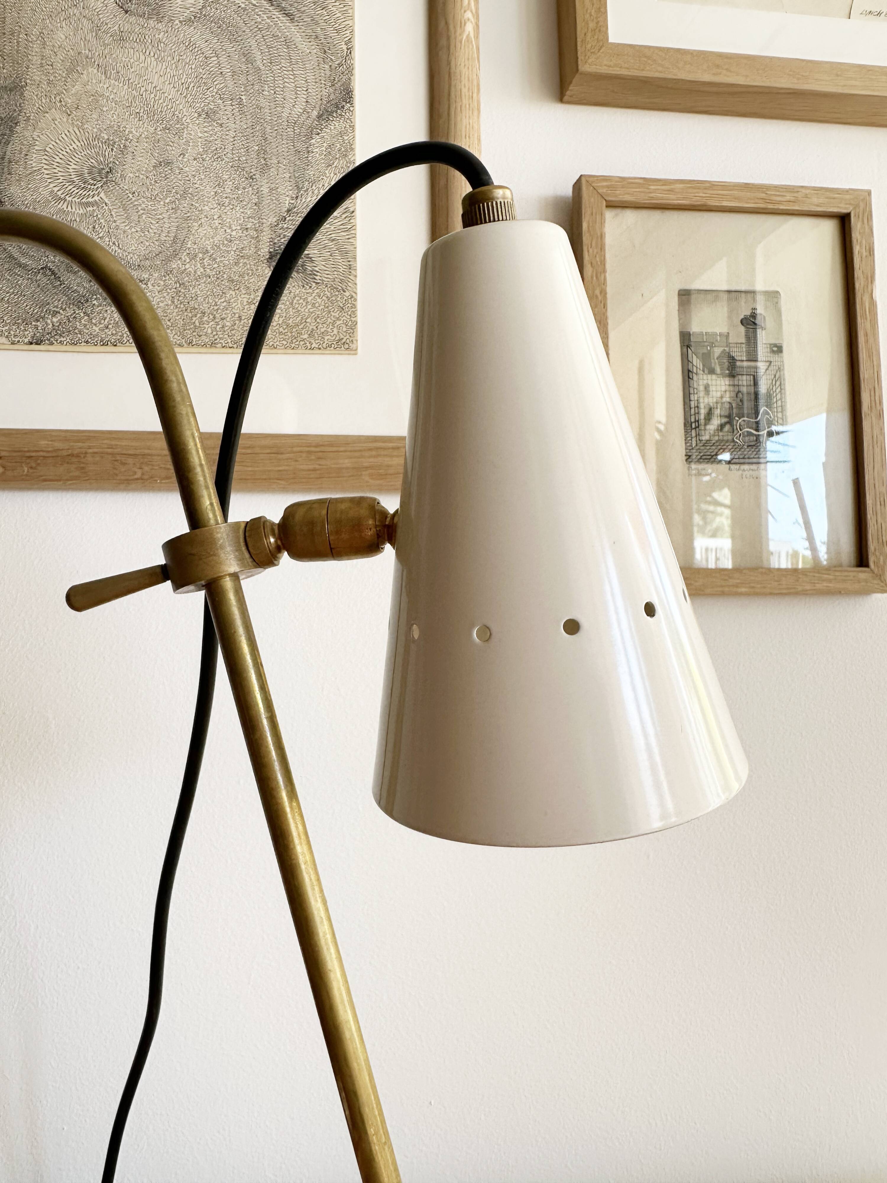 Large Italian table lamp in brass design from the 50s