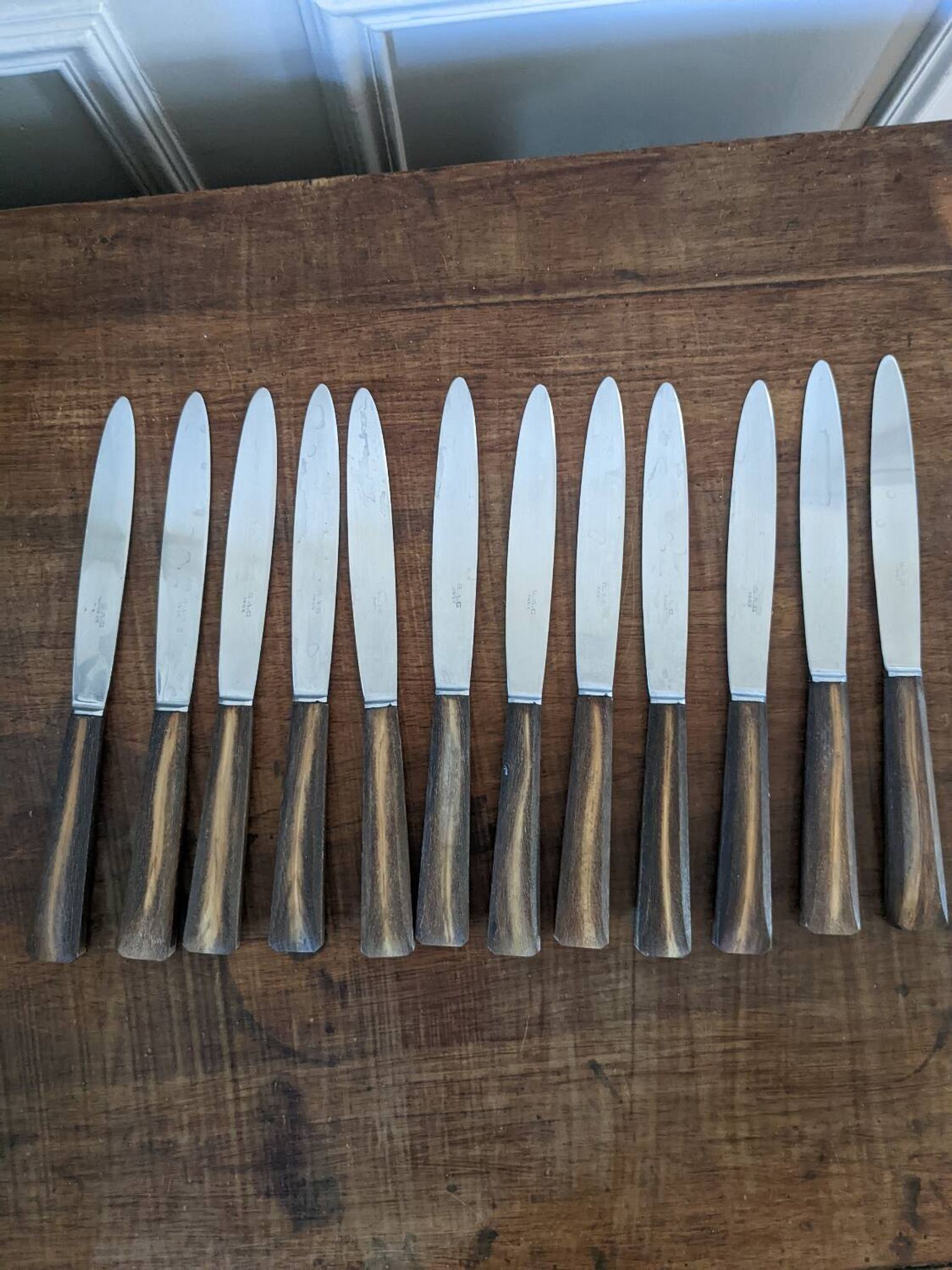 Ensemble de 12 couteaux manches en corne