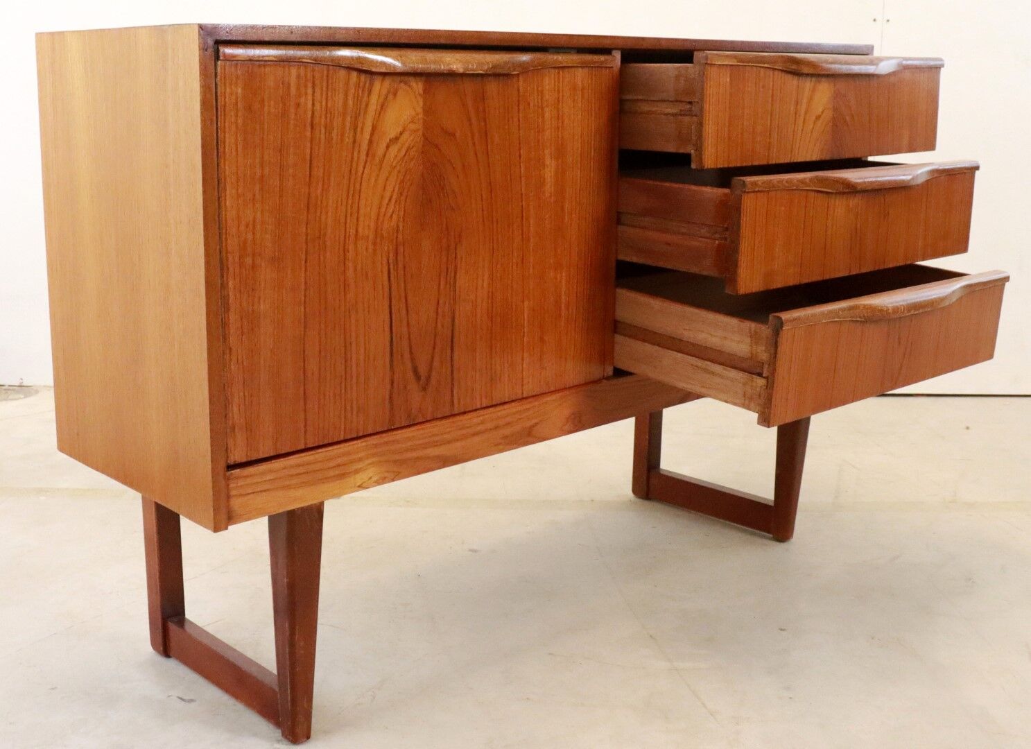 Compact english sideboard ́walsden ́ 106.5 cm