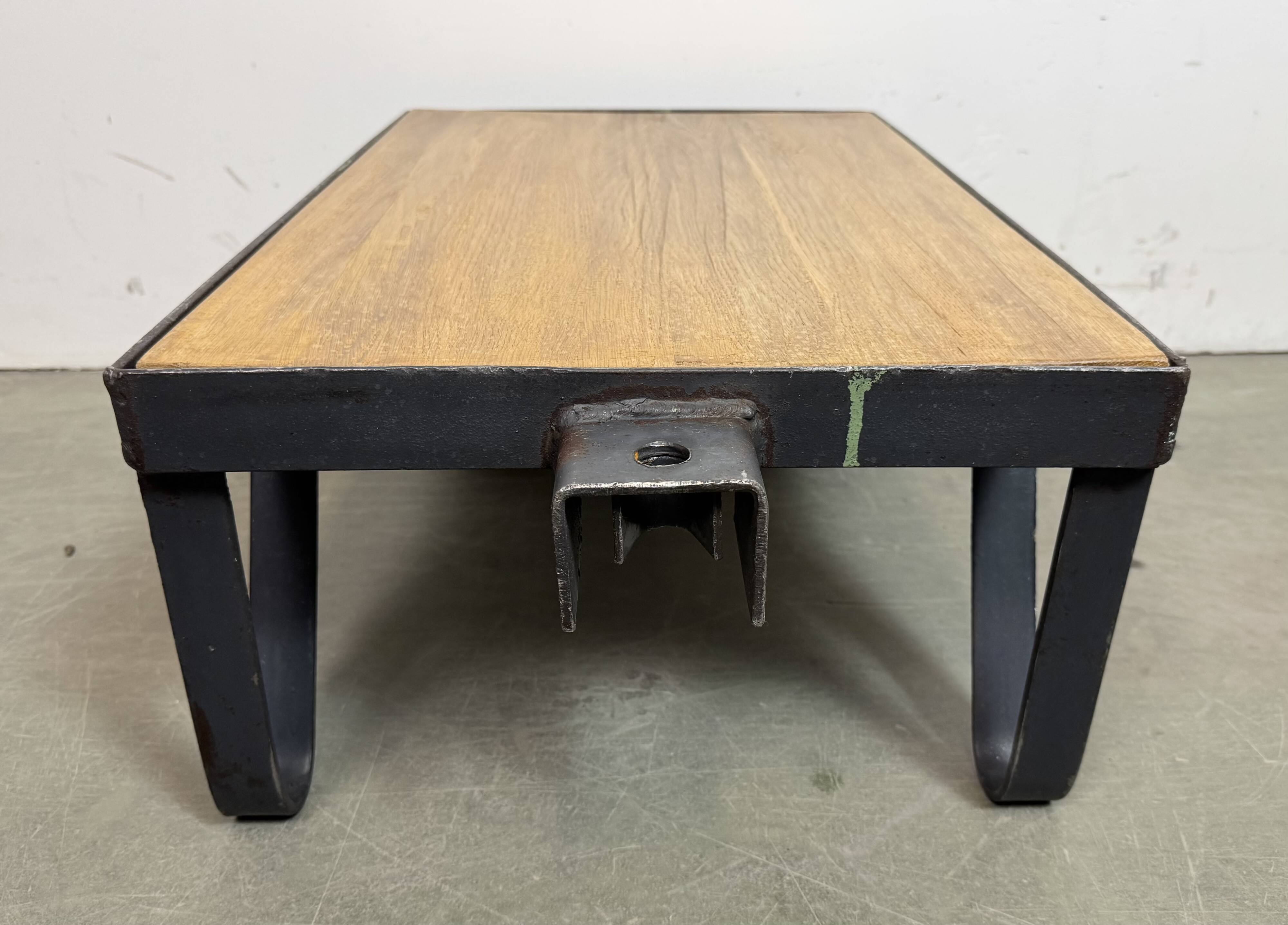 Table basse industrielle noire, années 1960