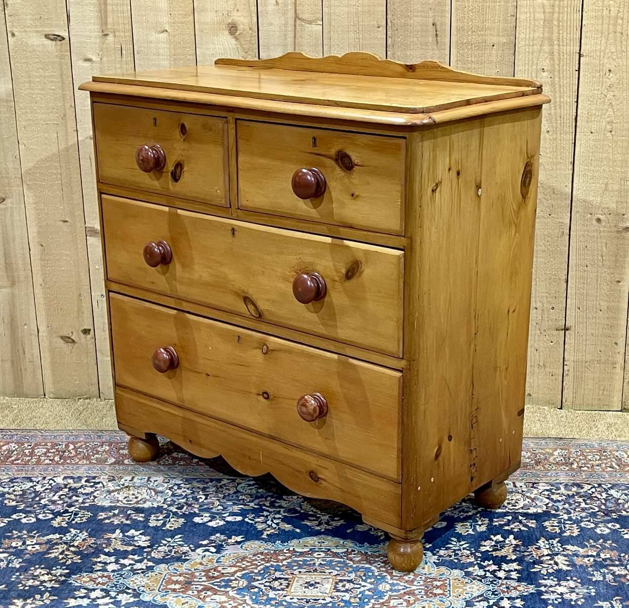 English chest of drawers in pine from the end of the 19th century, 4 drawers