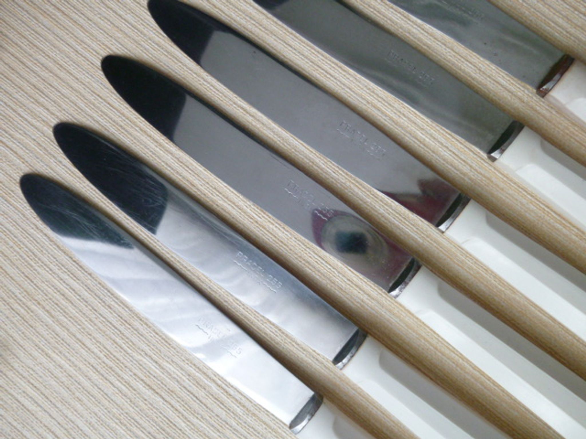 Set de 6 couteaux de table vintage Pradel 255 Inox et bakélite blanche