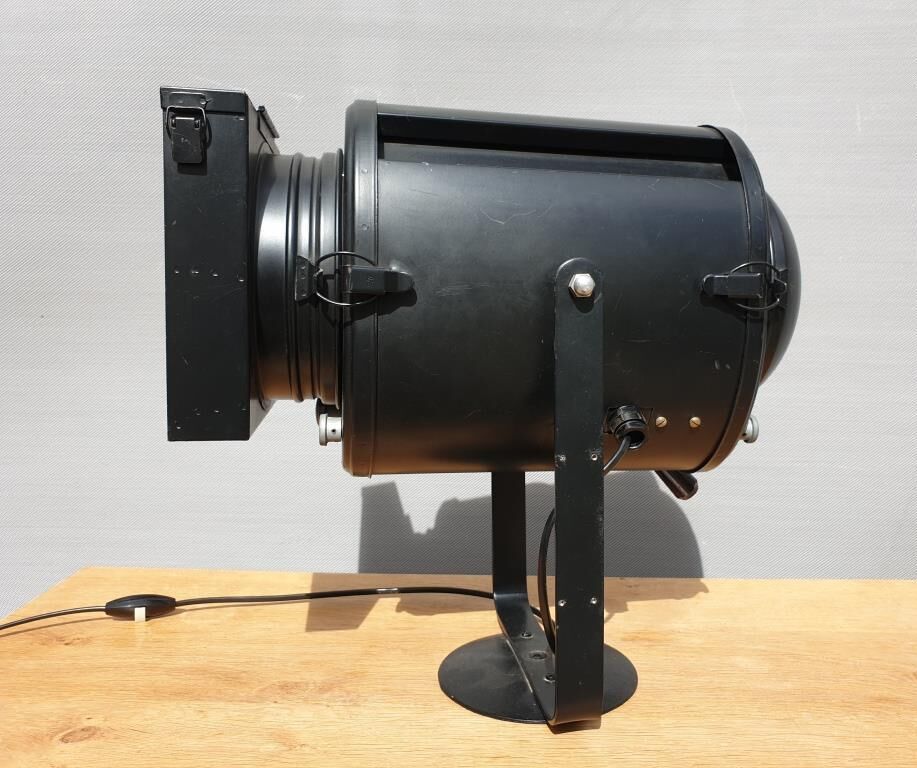 Cremer D70 projector lamp with focus shutters