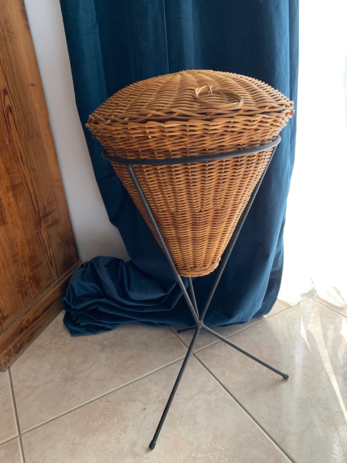 Tripod rattan worker