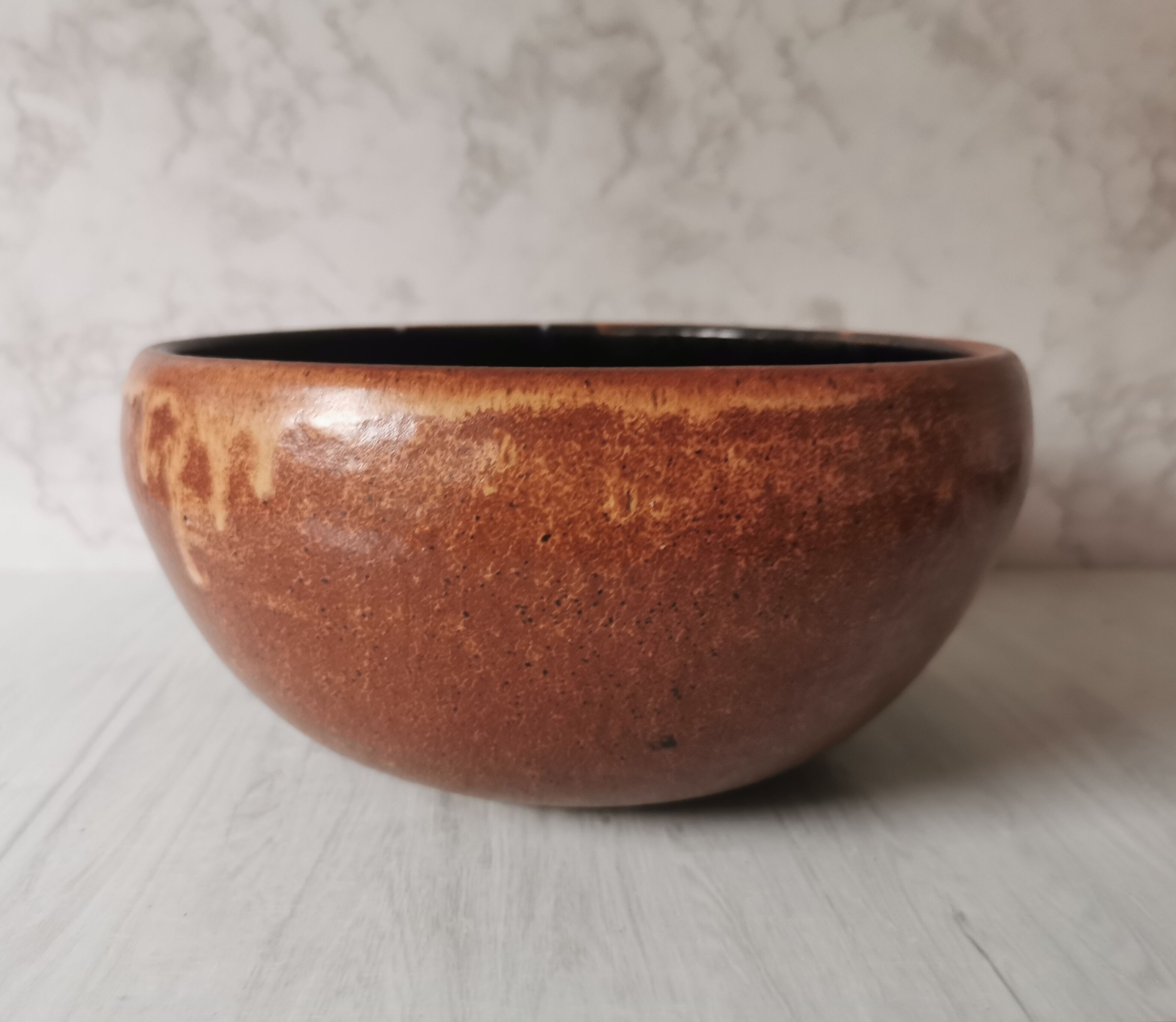 Salad bowl and enamelled sandstone cups