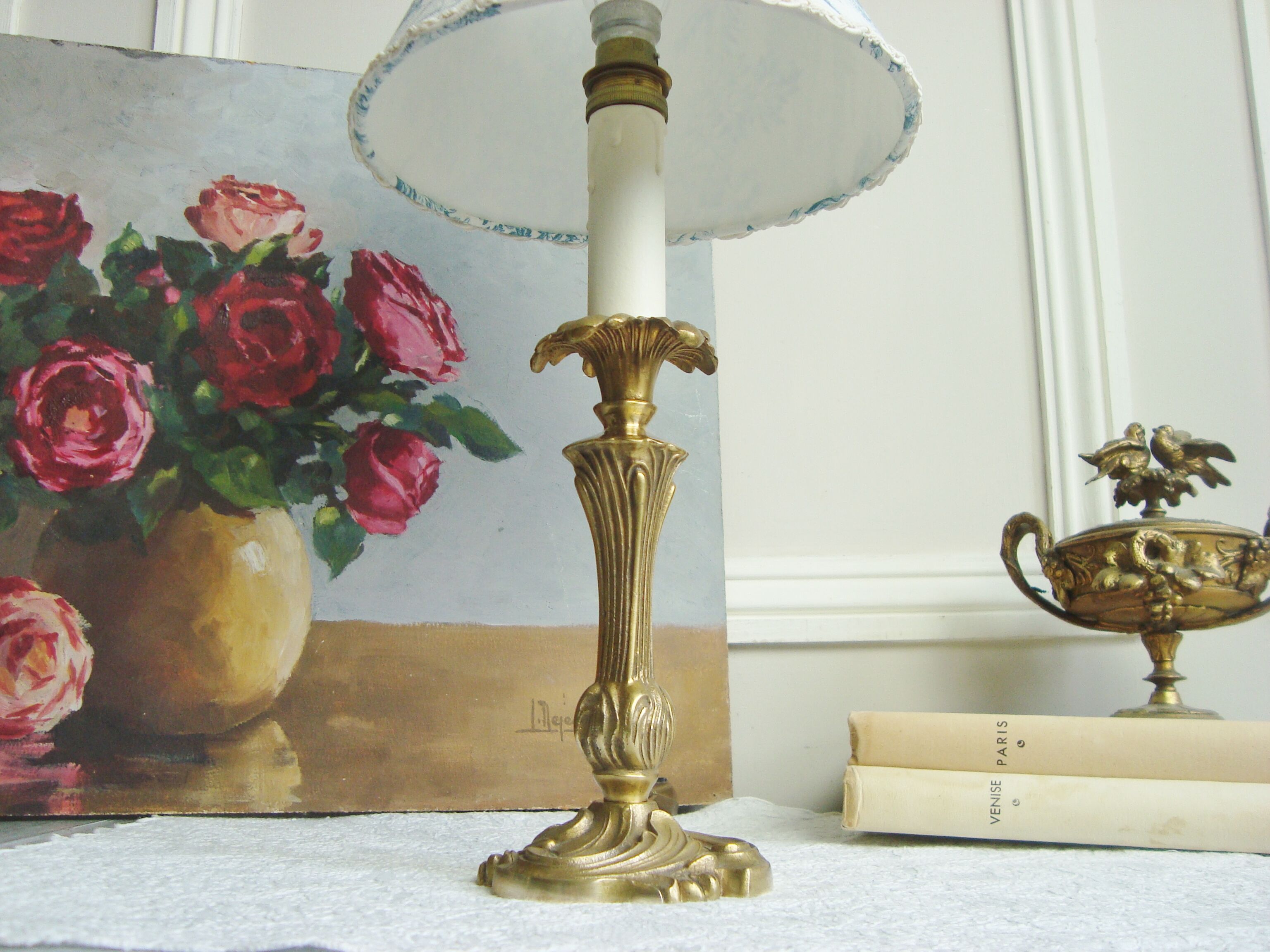 Small vintage lamp with its lampshade in toile de Jouy