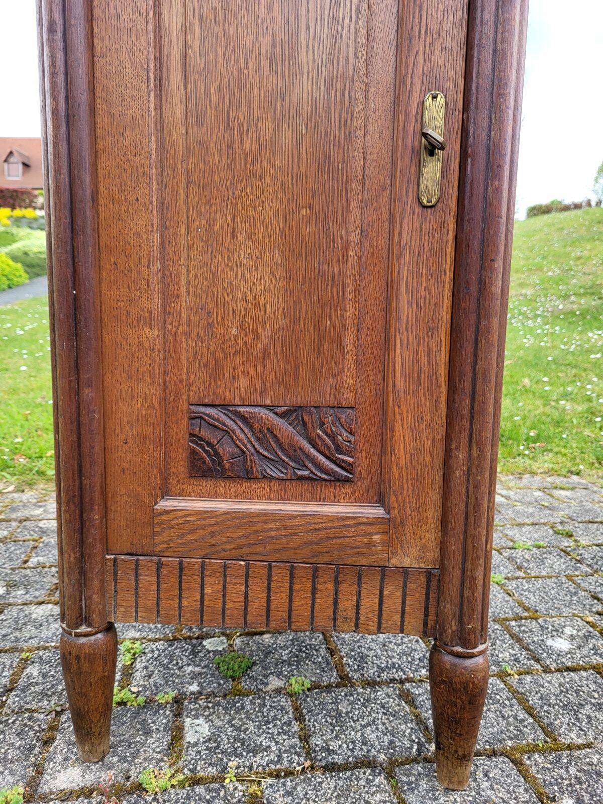 Art Deco display column for jewellery and accessories.