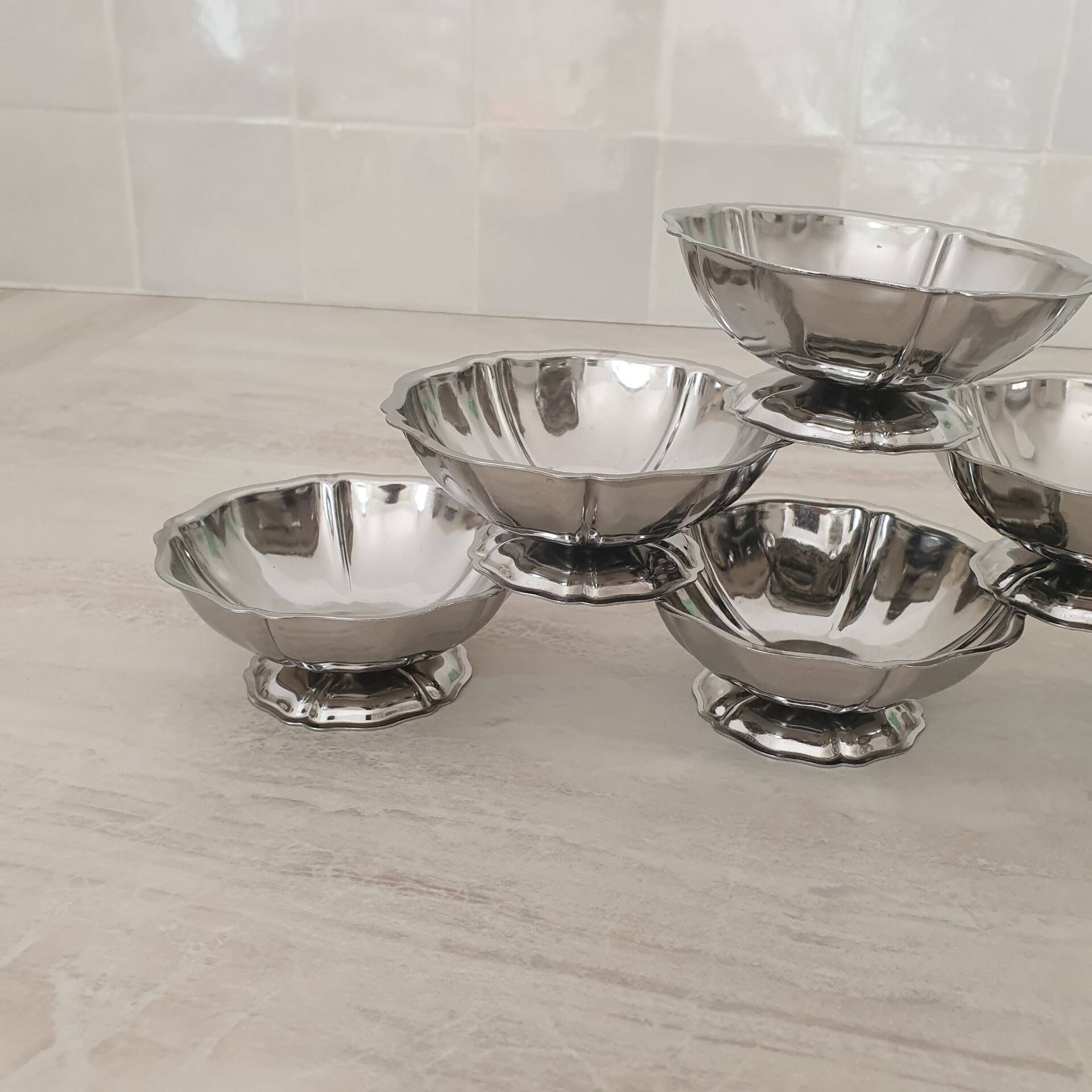 Dessert / ice cream bowls in 18/10 stainless steel, Guy Degrenne style, flower shape.