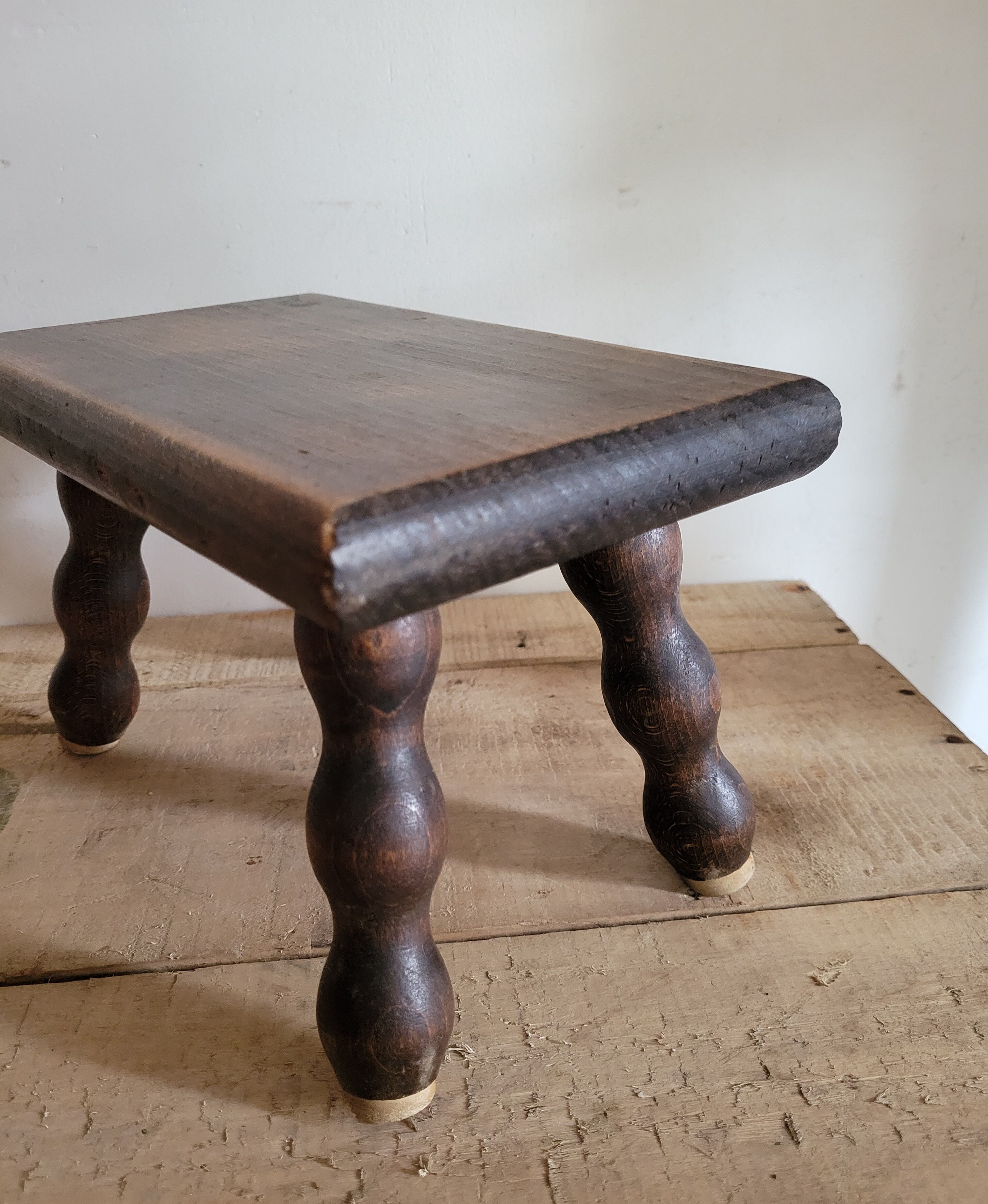 Tabouret avec pieds en bois tourné