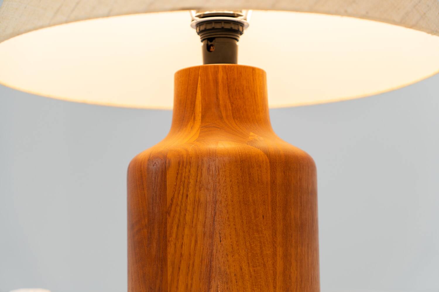 Solid teak table lamp by Kirk Copenhagen (Denmark, 1960s).