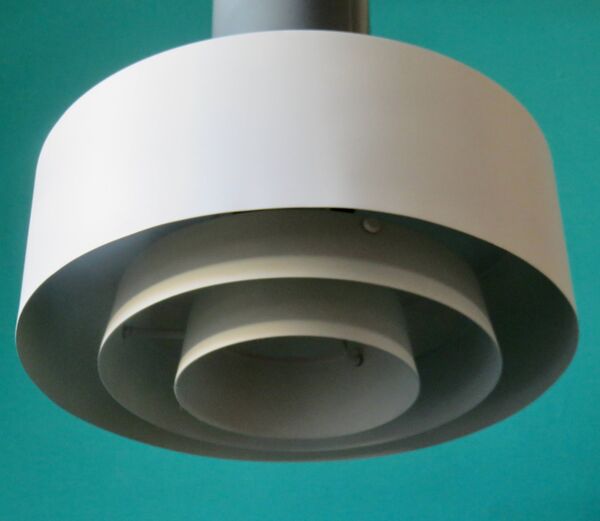 Grande suspension industrielle en métal laqué antracite et blanc. Danemark 1960