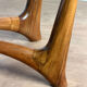 Table basse vintage en bois – piètement sculptural