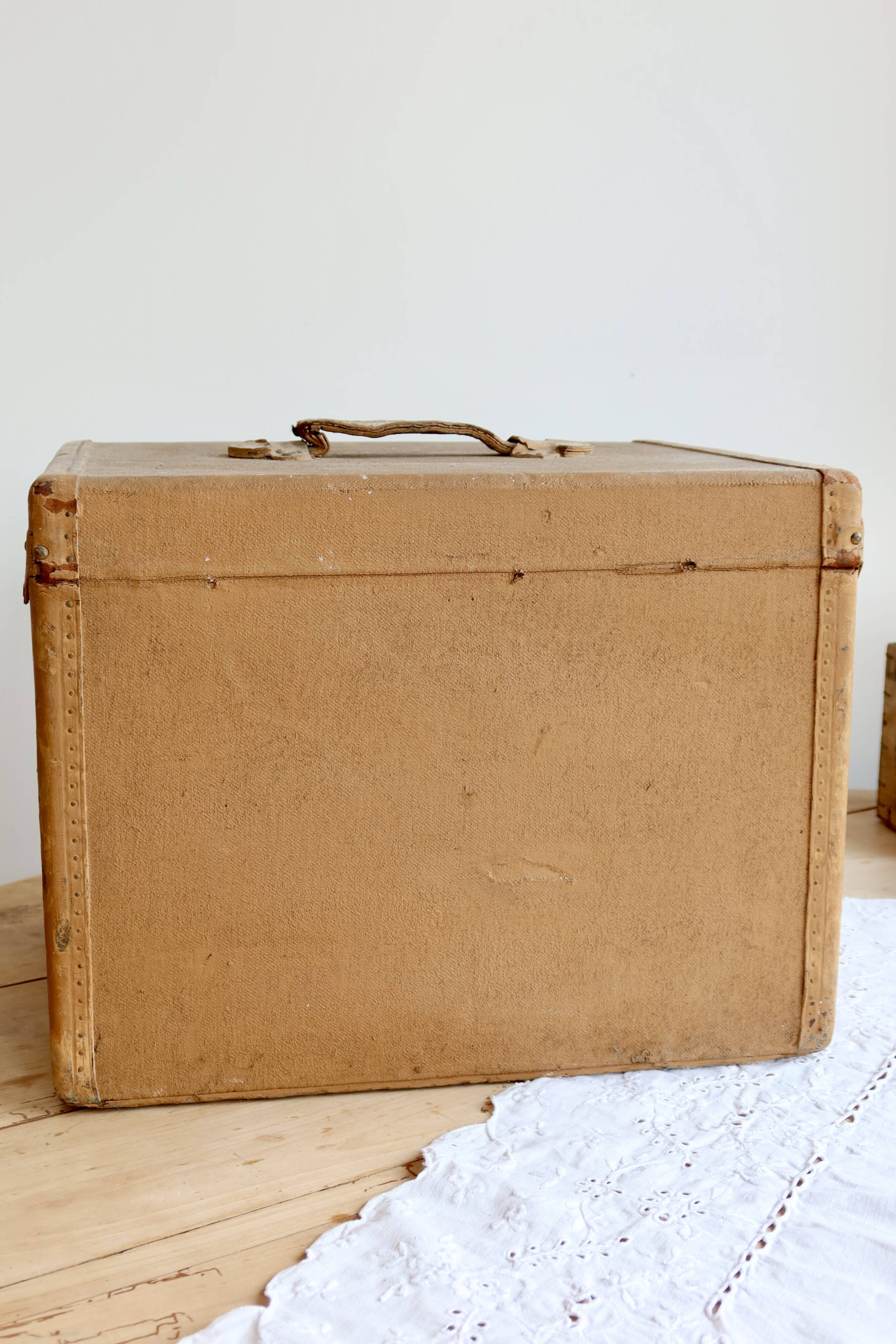 Vintage ochre trunk – Storage chest