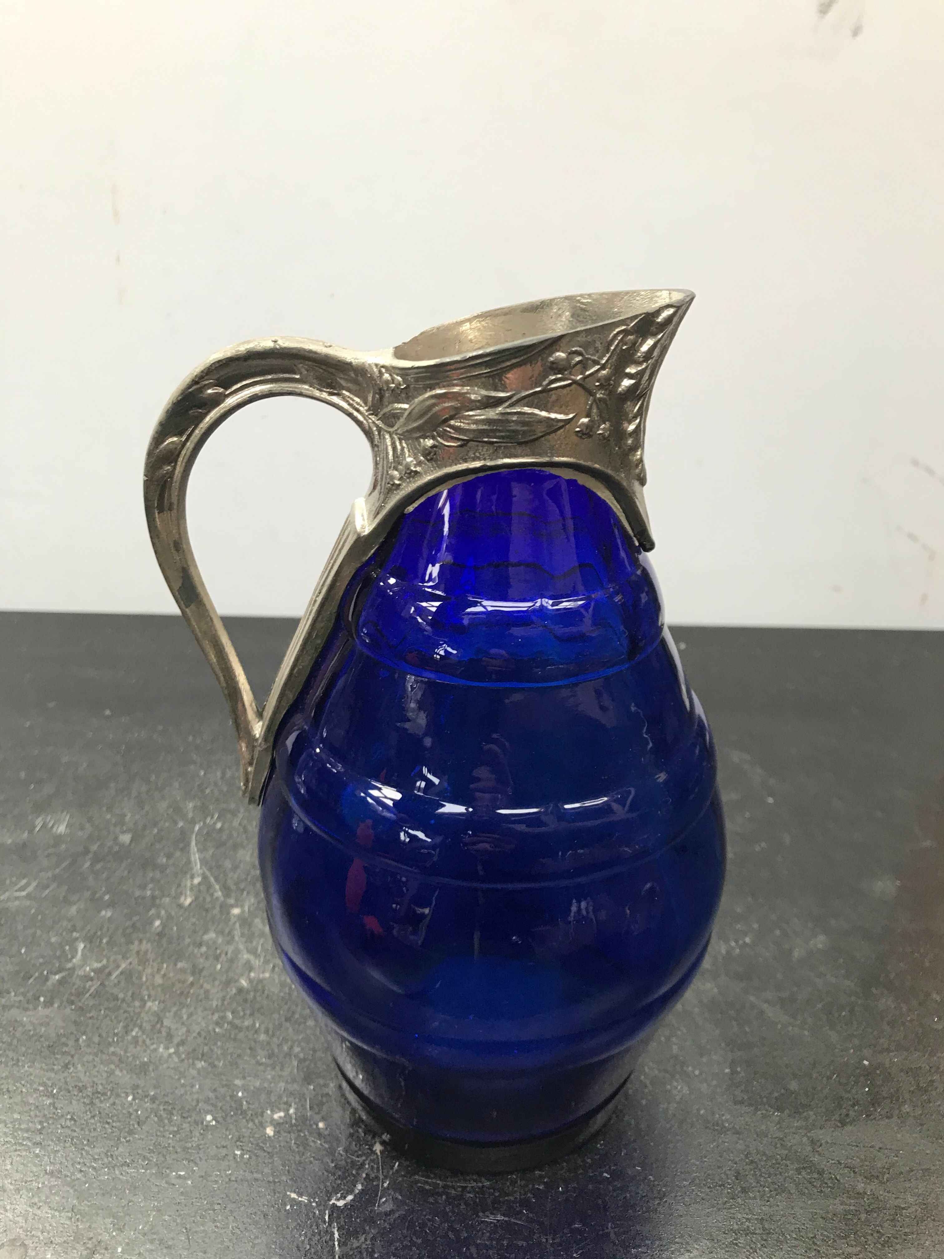 Former pitcher carafe art de blue moulded glass - vintage metal anse