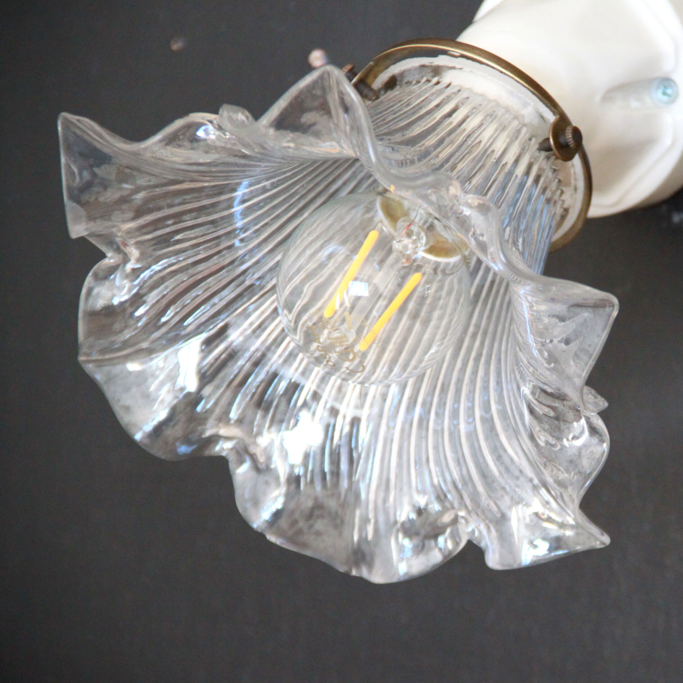 Ancienne applique en céramique et sa tulipe en verre vintage