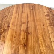 Table ronde moderniste en orme massif, piètement croisé